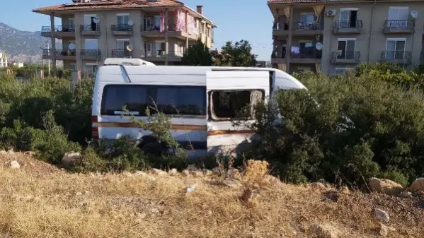 Servis beklerken, kazada savrulan araçların çarpmasıyla öldü