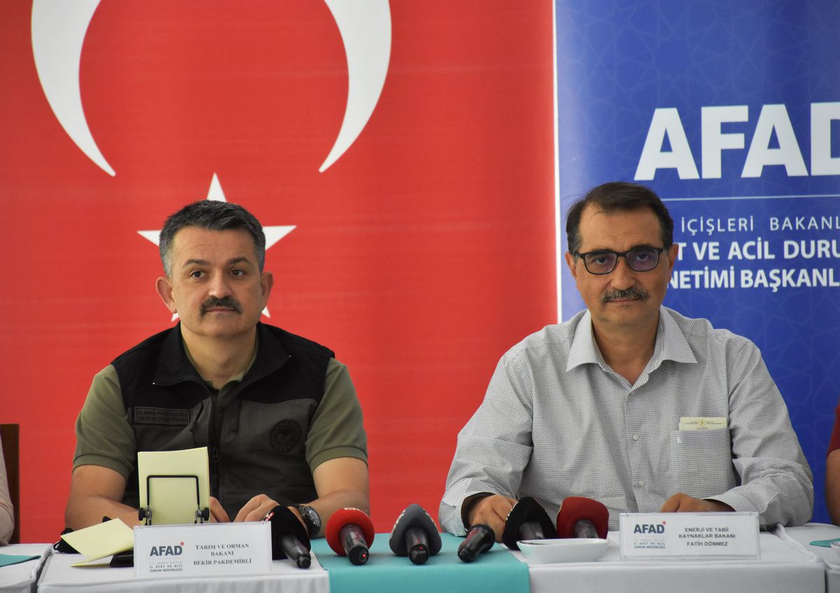 Tarım ve Orman Bakanı Bekir Pakdemirli: "(Sinop, Kastamonu, Bartın) Yarın ve cumartesi ağır yağışın olacağını ve meteorolojik riskin devam ettiğini...