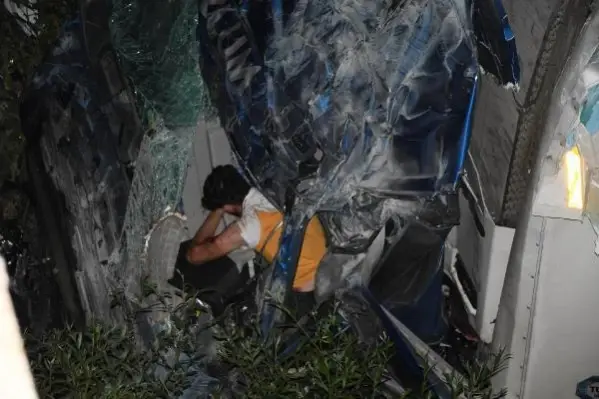 ULAŞILAMAYAN TIR ŞOFÖRÜ, TAKİP CİHAZI SAYESİNDE KAZA YAPTIĞI YERDE YARALI BULUNDU