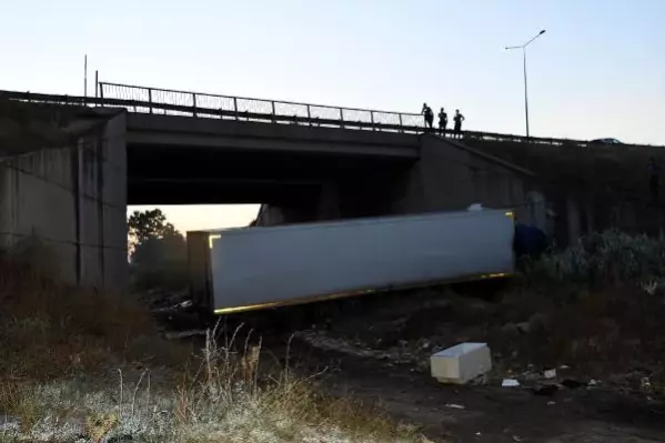 ULAŞILAMAYAN TIR ŞOFÖRÜ, TAKİP CİHAZI SAYESİNDE KAZA YAPTIĞI YERDE YARALI BULUNDU