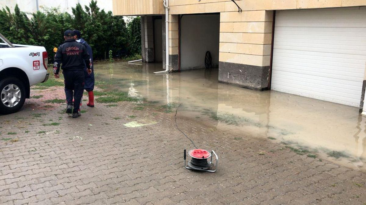 Son dakika haberi! Ürgüp\'te su basan evlere AFAD ve itfaiye ekipleri müdahale etti