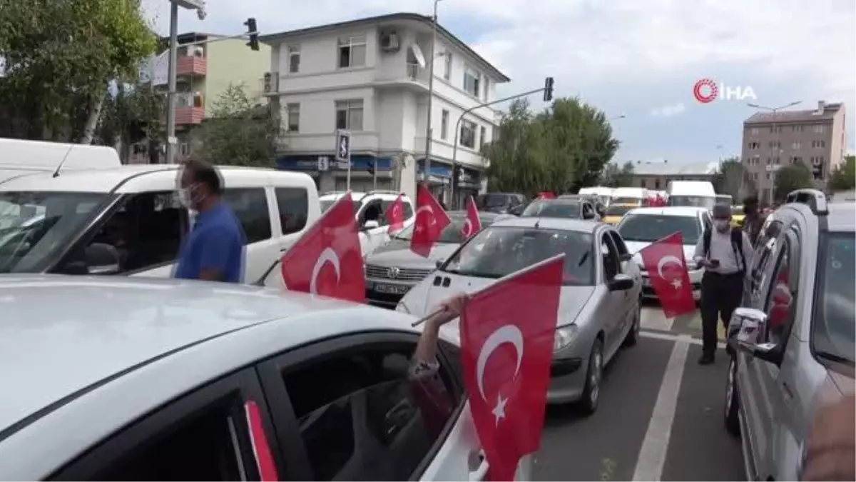 Yenilik Partisi Genel Başkanı Başkanı Yılmaz\'a davul-zurna ve meşaleli karşılama