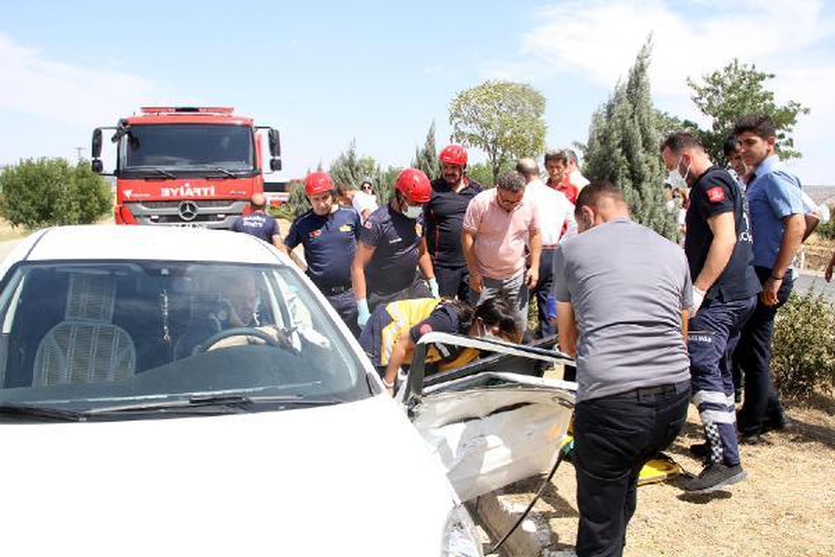 Yolcu otobüsüne çarpan otomobilin sürücüsü yaralandı