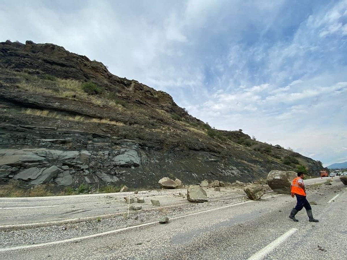 20 metre yükseklikten düşen kayalar karayolunu trafiğe kapattı