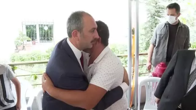 Adalet Bakanı Gül, Altındağ'da hayatını kaybeden Emirhan Yalçın'ın ailesine taziye ziyaretinde bulundu Adalet Bakanı Gül, Altındağ'da hayatını kaybeden Emirhan Yalçın'ın ailesine taziye ziyaretinde bulundu