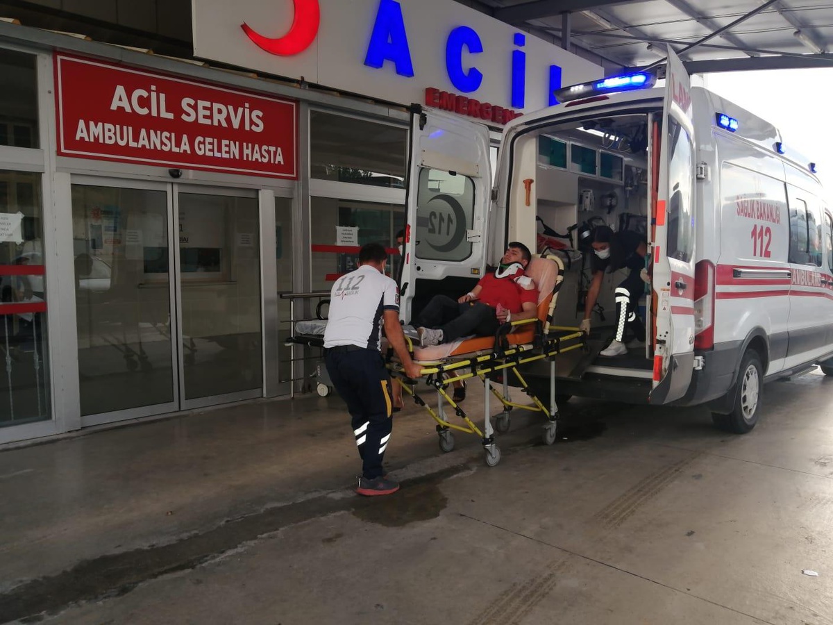 Adana\'da bariyerlere çarpan otomobilin sürücüsü yaralandı