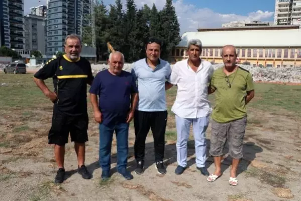 Emektar futbolculardan, yıkımı süren 5 Ocak Stadı'na son ziyaret