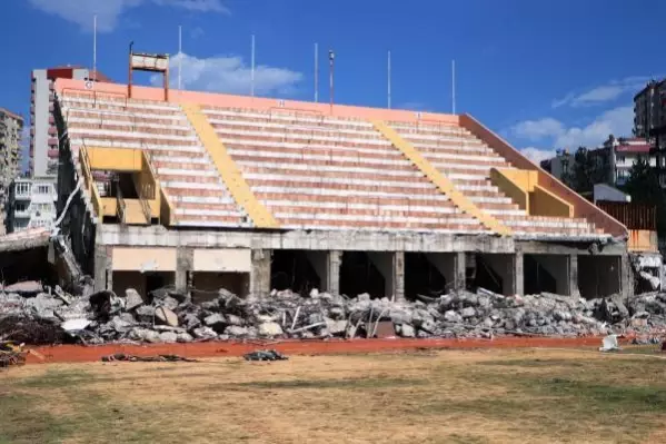 Emektar futbolculardan, yıkımı süren 5 Ocak Stadı'na son ziyaret