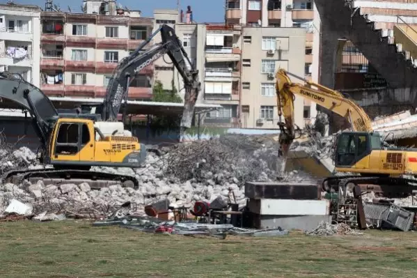 Emektar futbolculardan, yıkımı süren 5 Ocak Stadı'na son ziyaret