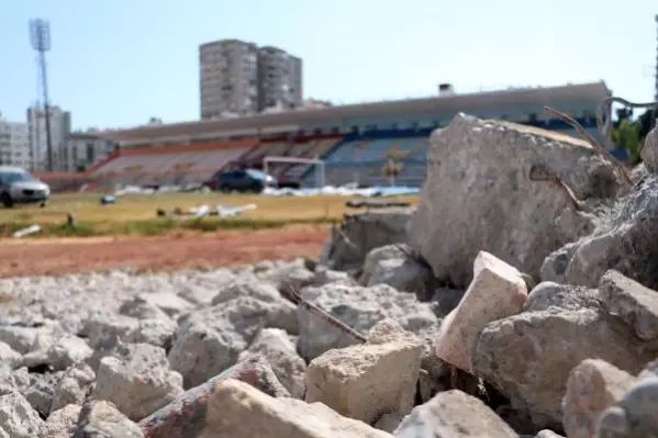 Emektar futbolculardan, yıkımı süren 5 Ocak Stadı'na son ziyaret