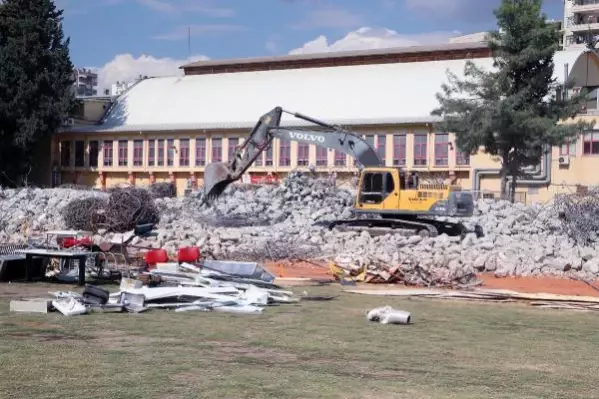 Emektar futbolculardan, yıkımı süren 5 Ocak Stadı'na son ziyaret