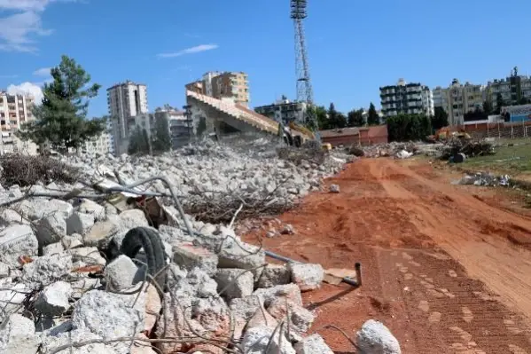 Emektar futbolculardan, yıkımı süren 5 Ocak Stadı'na son ziyaret