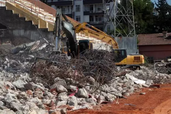 Emektar futbolculardan, yıkımı süren 5 Ocak Stadı'na son ziyaret