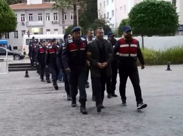 Ağır ceza mahkemesi hakimi, yargıladığı sanıkla içki masasında