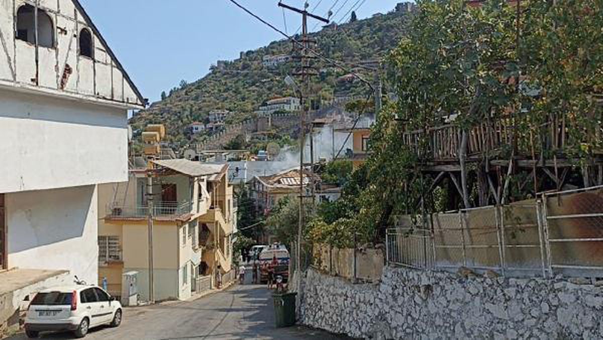 Son dakika! Alanya Kalesi yakınlarında çatı yangını