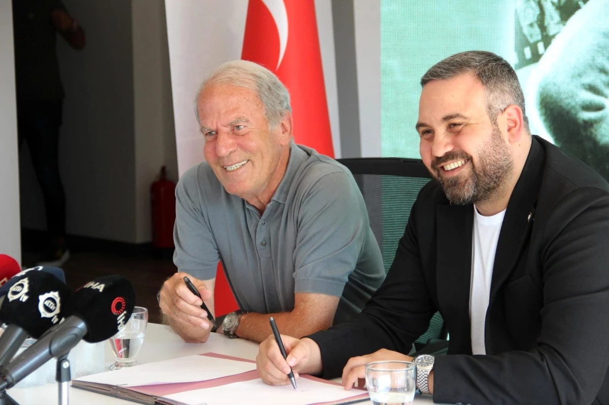 Altay, teknik direktör Mustafa Denizli ve yeni futbolcular için imza töreni düzenledi