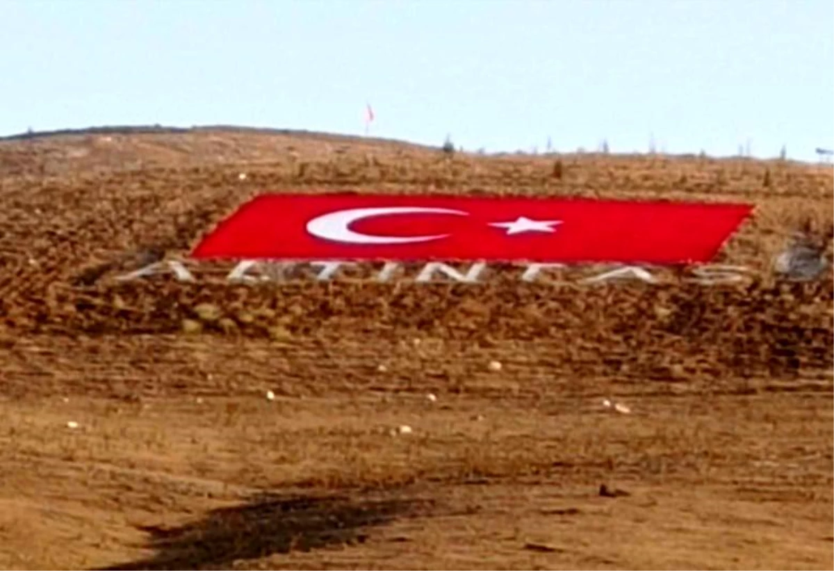 Altıntaş\'ta dev Türk bayrağı boyama çalışması