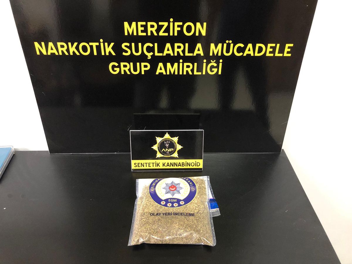 Amasya\'da aracında uyuşturucu madde ele geçirilen şüpheli tutuklandı