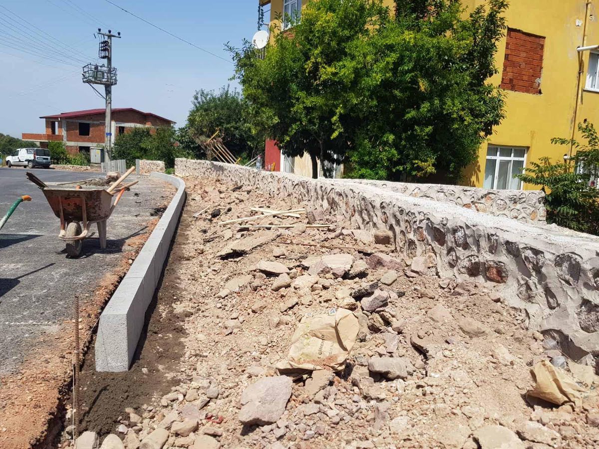 Arslanbey Karatepe Caddesi\'nde sıra kaldırım imalatında