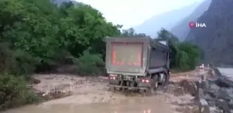 Artvin'de sağanak yağış sonrası dereler taştı: Yollar çamurla kaplandı