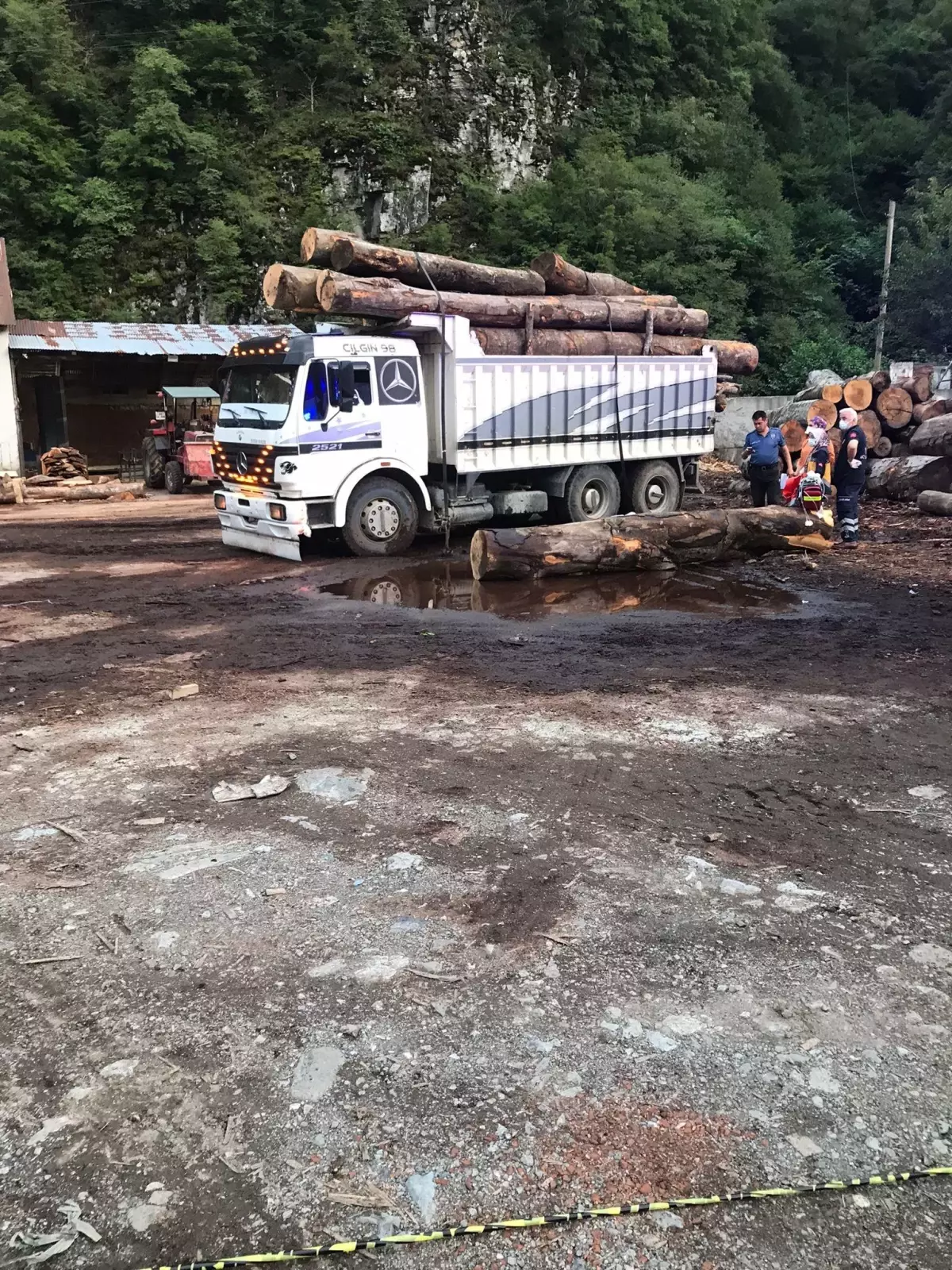 Son dakika haber... Artvin\'de üzerine tomruk düşen kişi öldü