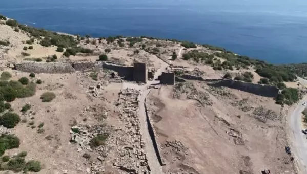 ASSOS'TA, 1650 YIL ÖNCE YEMEK PİŞİRİLEN TOPRAK IZGARA VE KAPLAR BULUNDU