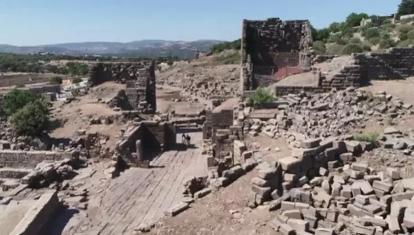 ASSOS'TA, 1650 YIL ÖNCE YEMEK PİŞİRİLEN TOPRAK IZGARA VE KAPLAR BULUNDU