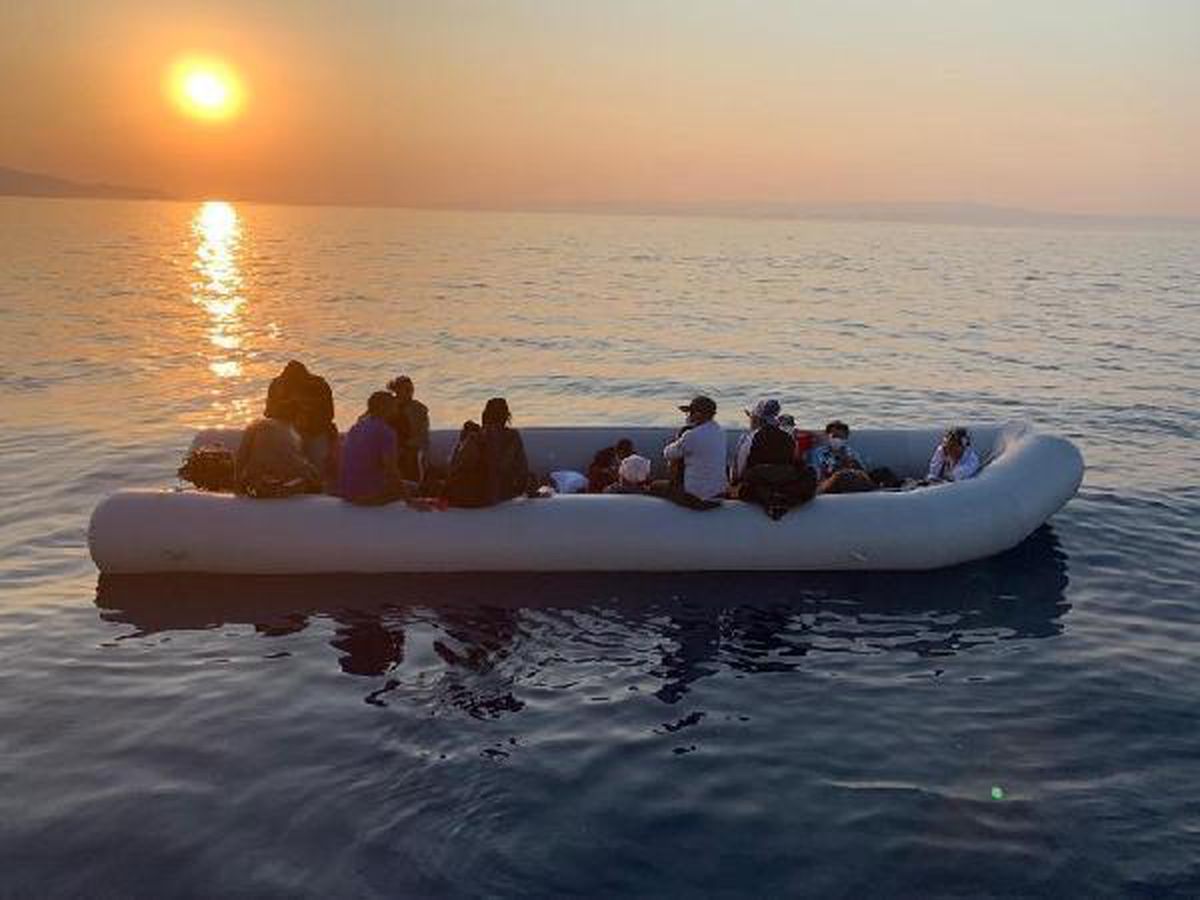 Ayvacık açıklarında botları sürüklenen 17 kaçak göçmen kurtarıldı