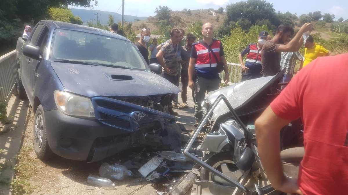 Balıkesir\'de kamyonetle otomobilin çarpışması sonucu 5 kişi yaralandı