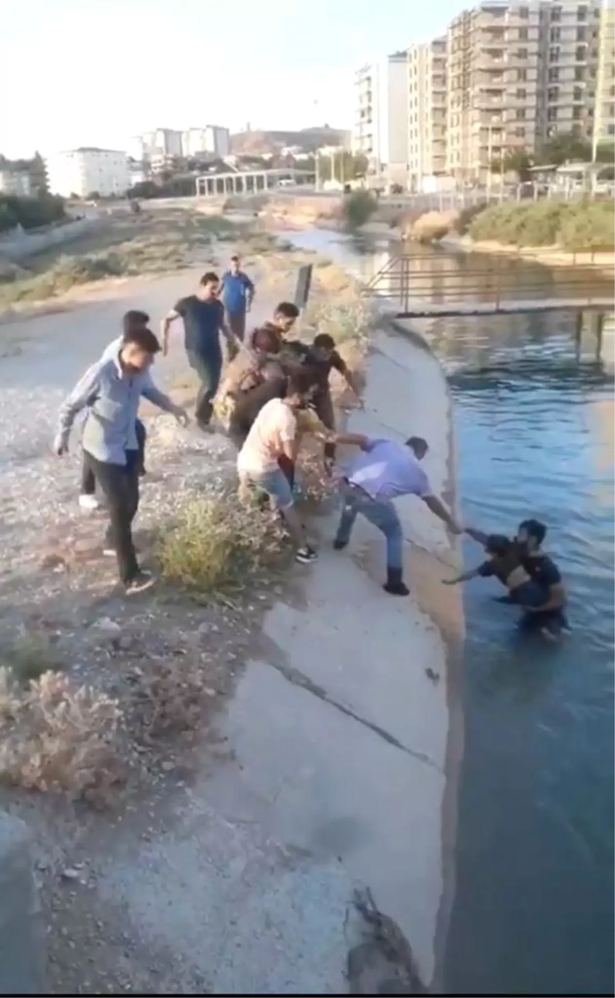 Son dakika haber | Batman\'da sulama kanalına düşen çocuk özel harekat polislerince kurtarıldı