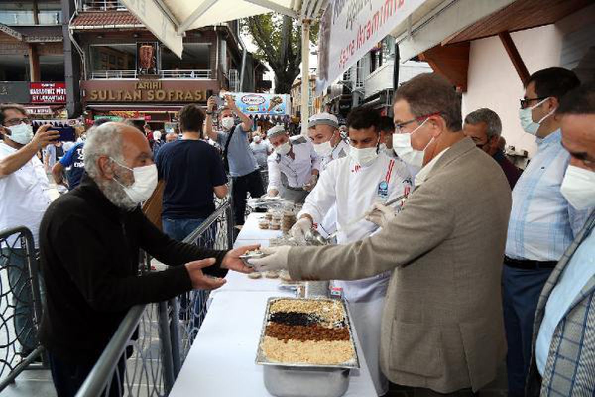 Belediyeden vatandaşlara aşure ikramı