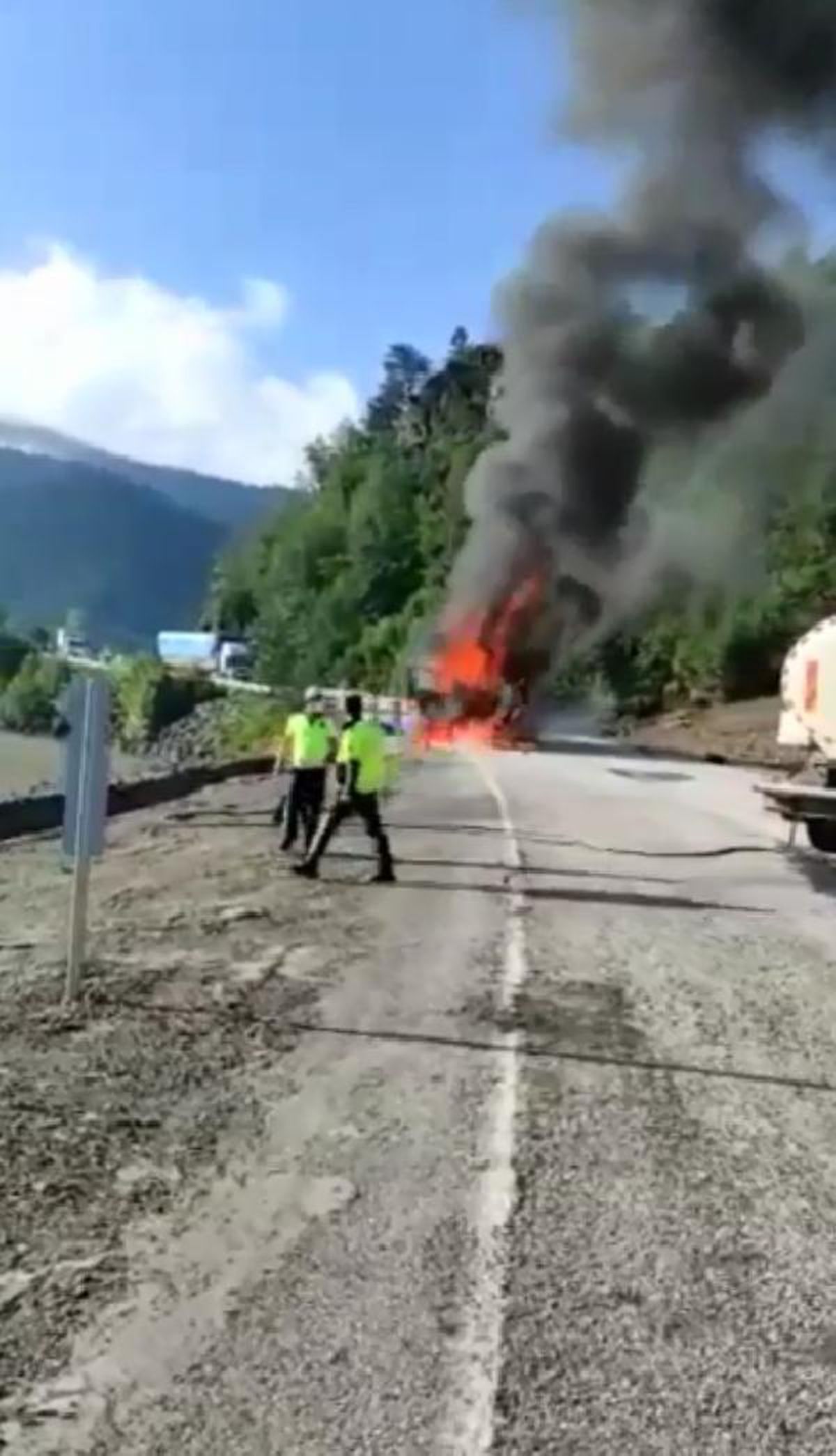 Bozkurt\'a yardım malzemesi taşınan TIR\'da yangın; jeneratör patladı