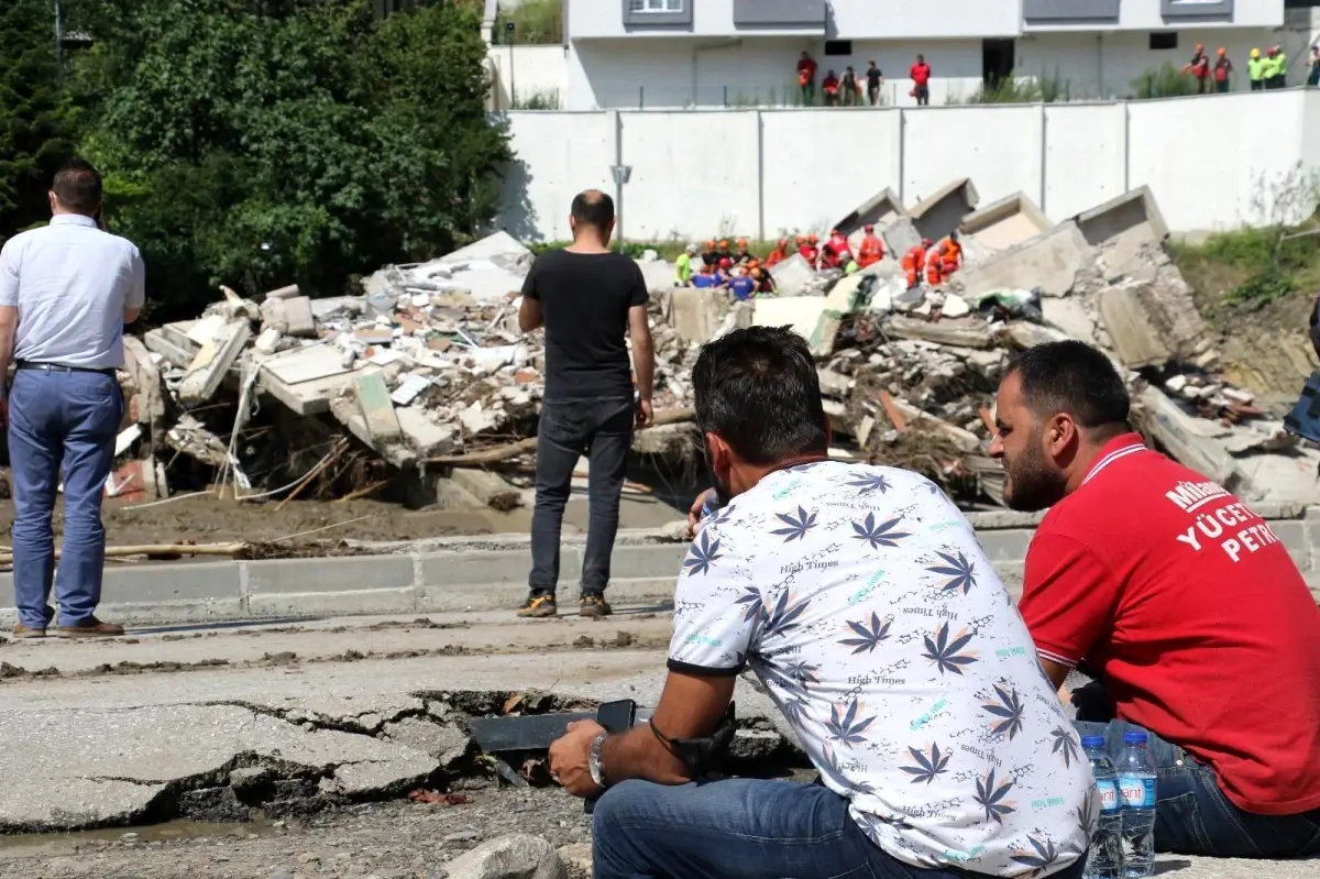 Bozkurt\'ta sel felaketinde çöken bina karşısında umutlu bekleyiş sürüyor