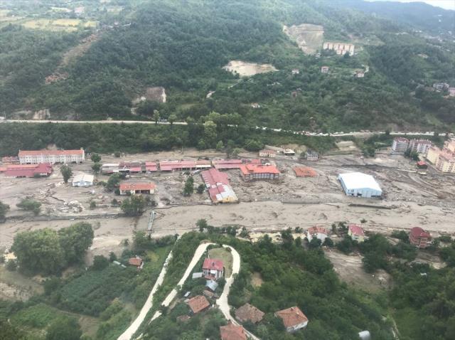 Bozkurt'un önceki halinin fotoğrafına bakıldığında sel sularının 3 kat yükseldiği anlaşılıyor