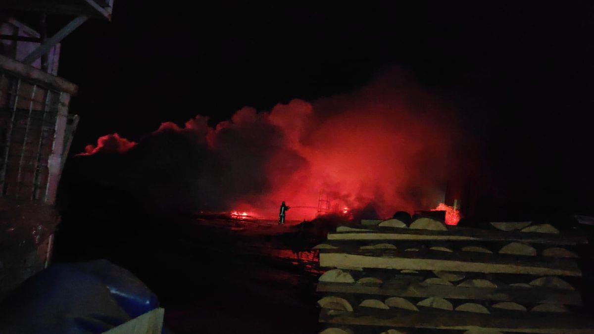 Son dakika gündem: Bursa\'da palet fabrikasındaki yangın kontrol altına alındı