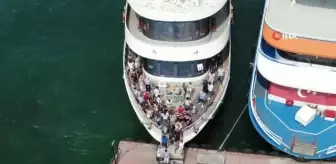 Büyükada İskelesi'ndeki yoğunluk