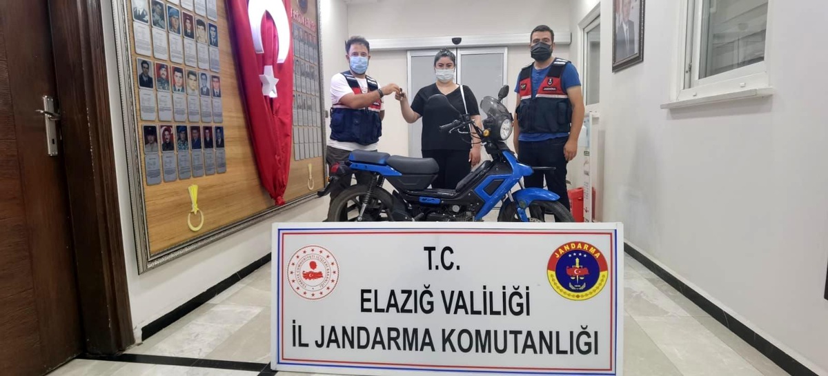 Çalınan motosiklet jandarma tarafından bulunarak sahibine teslim edildi