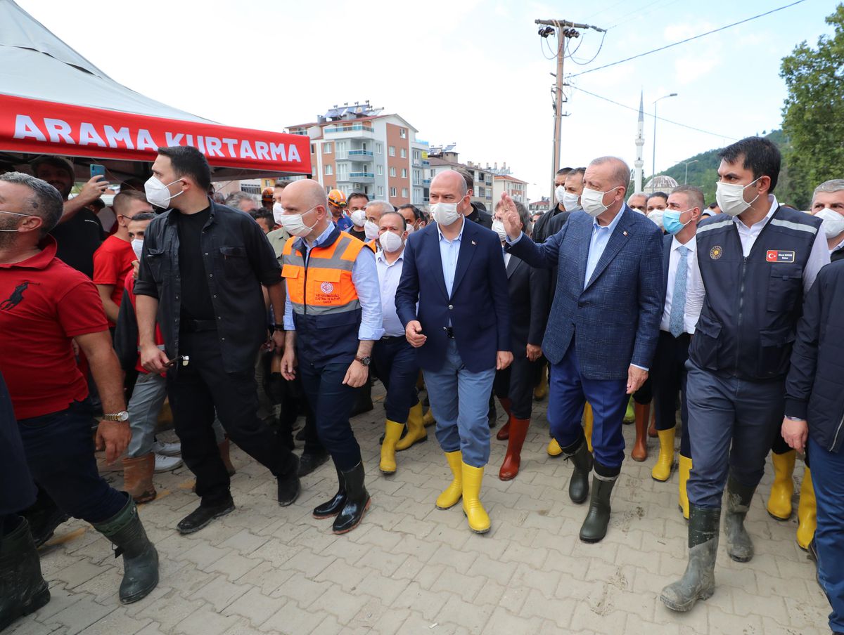 Cumhurbaşkanı Erdoğan, Kastamonu\'daki afet bölesinde incelemede bulundu