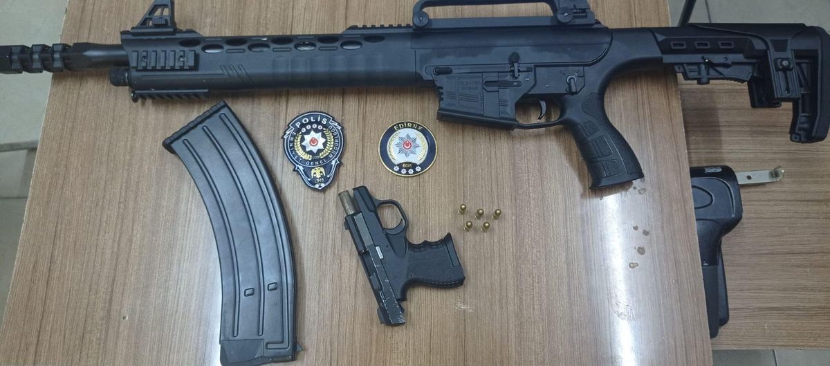 Edirne\'de hafif ticari araçta uzun namlulu silah ve tabanca ele geçirildi, 2 şüpheli gözaltına alındı