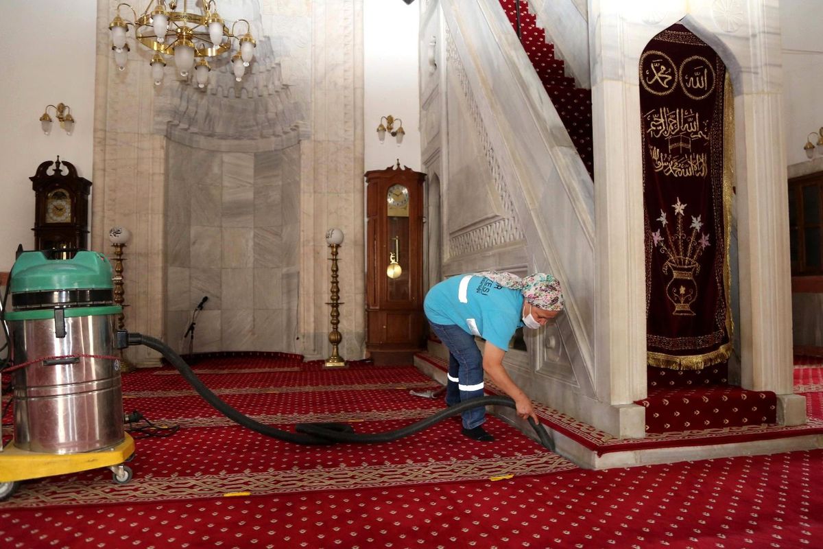 Efeler Belediyesi Bey Camii\'nde temzilik çalışması gerçekleştirdi