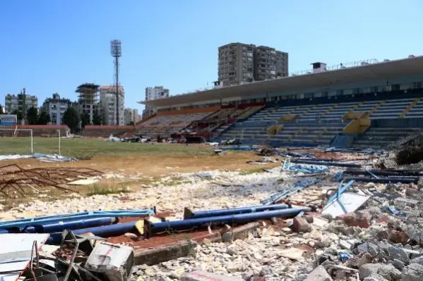 Emektar futbolculardan, yıkımı süren 5 Ocak Stadı'na son ziyaret