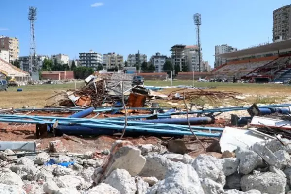 Emektar futbolculardan, yıkımı süren 5 Ocak Stadı'na son ziyaret