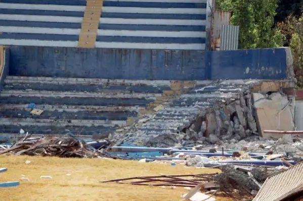 Emektar futbolculardan, yıkımı süren 5 Ocak Stadı'na son ziyaret