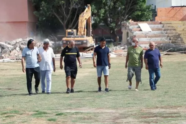 Emektar futbolculardan, yıkımı süren 5 Ocak Stadı'na son ziyaret