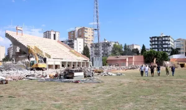 Emektar futbolculardan, yıkımı süren 5 Ocak Stadı'na son ziyaret