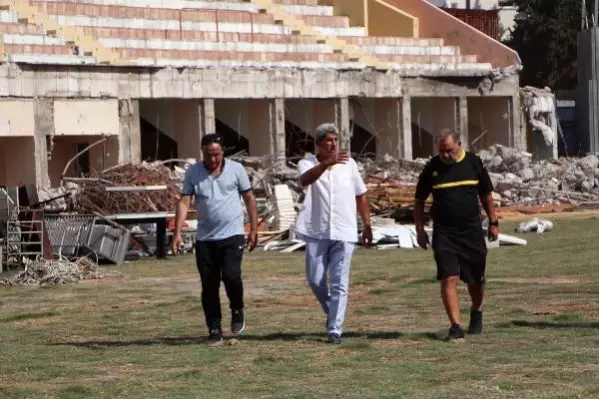 Emektar futbolculardan, yıkımı süren 5 Ocak Stadı'na son ziyaret