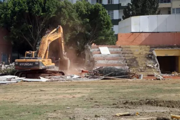 Emektar futbolculardan, yıkımı süren 5 Ocak Stadı'na son ziyaret