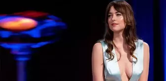 Grinin 50 Tonu'nun yıldızı Dakota Johnson, yeni filmi için siyah iç çamaşırıyla kamera karşısına geçti