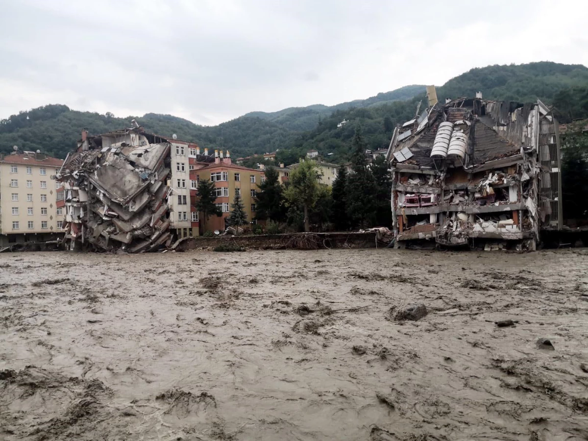 Karadeniz\'de sel felaketi! Ünlü isimler yaşanan afete sessiz kalmadı