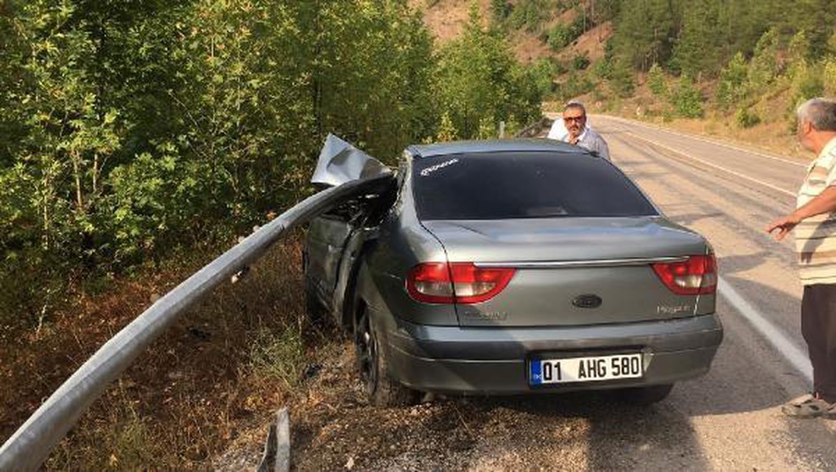 Kaygan yolda bariyerlere çarpan sürücü yaralandı